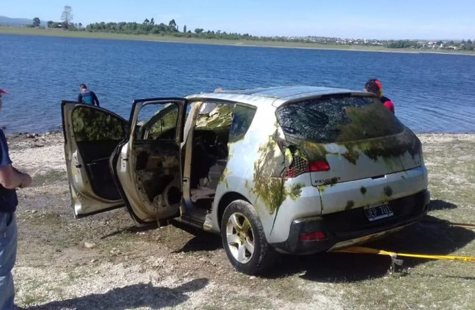 Lograron recuperar el auto en el Lago Los Molinos