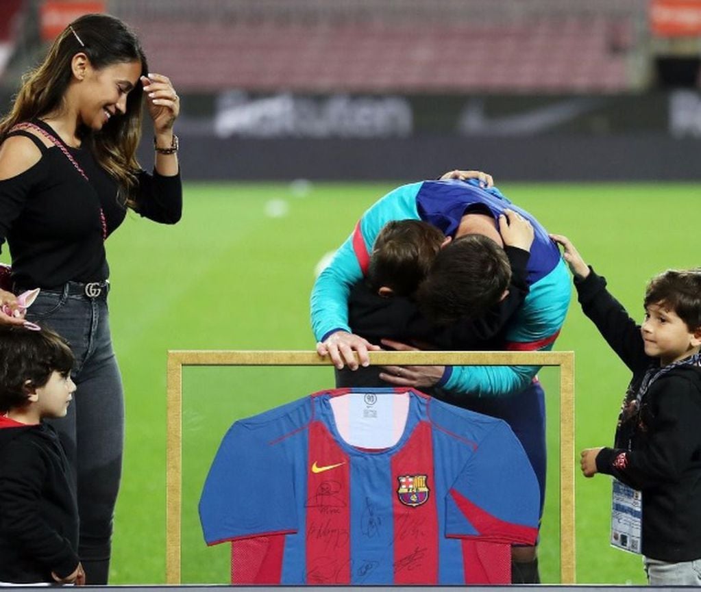 Thiago saluda a Lionel Messi. (@antonelaroccuzzo)