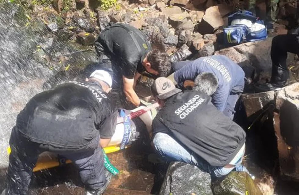 Iguazú: rescate de un turista que cayó al barranco del Salto Mariposas en la zona del Hito Tres Fronteras. (MisionesOnline)