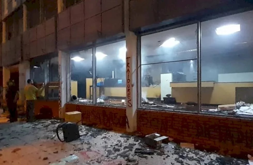 Así quedó la sede del diario El Chubut que fue atacado por los manifestantes antimineros (@diariohoynet).