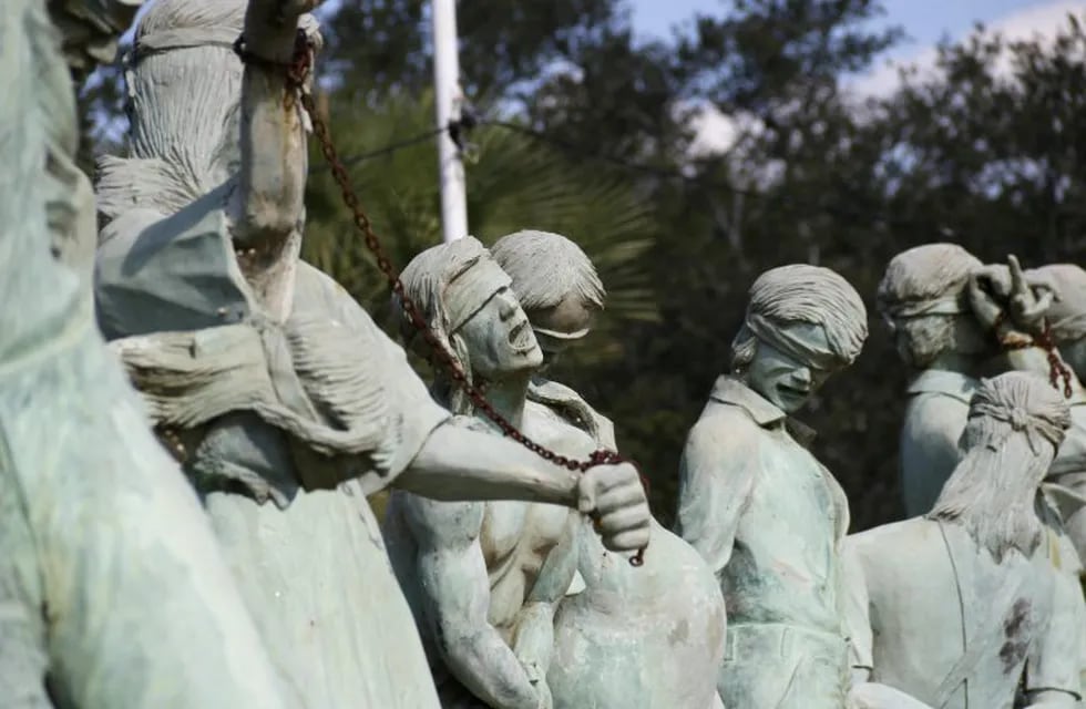 RESISTENCIA (ARGENTINA), 1/5/2015.- Aspecto de la estatua en recuerdo a la Masacre de Margarita Belén hoy, viernes 01 de mayo de 2015, en Resistencia (Argentina). El proyecto \