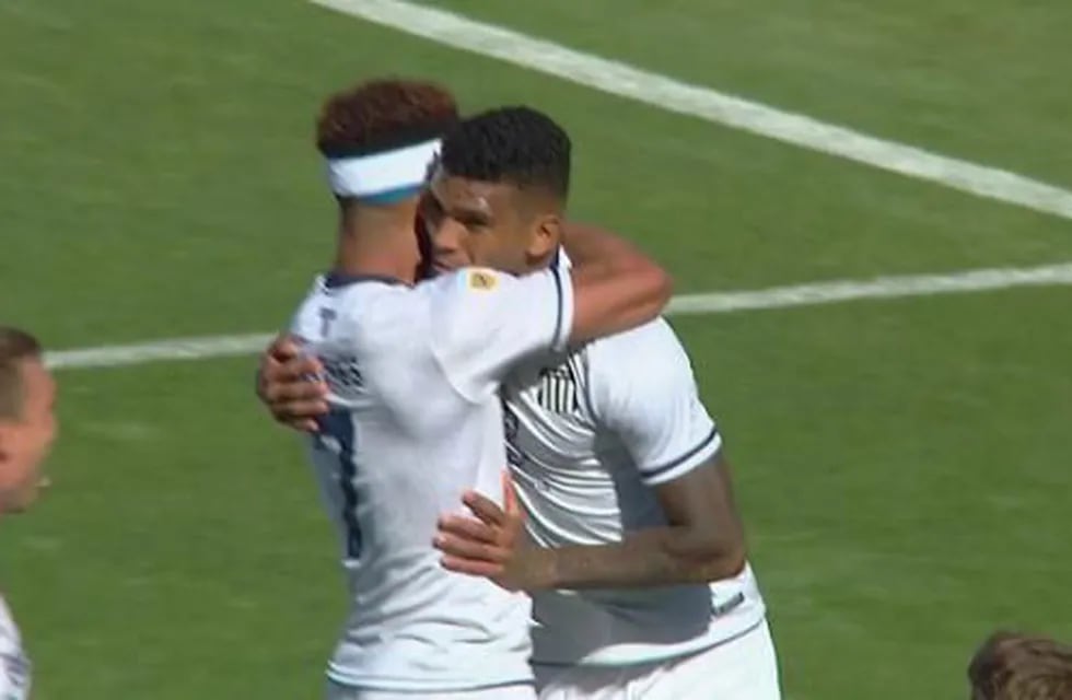 Abrazo colombiano: Diego Valoyes abraza a Rafael Pérez, autor del 1-0 parcial de Talleres en el triunfo 2-0 sobre Godoy Cruz, en Mendoza, por la Liga Profesional. (Captura de TV)