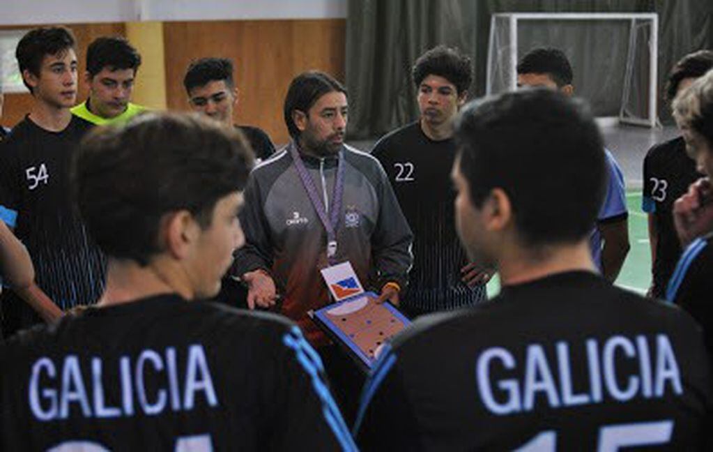 Javier Lorenzo, dt de Galicia, brindando indicaciones a su equipo.