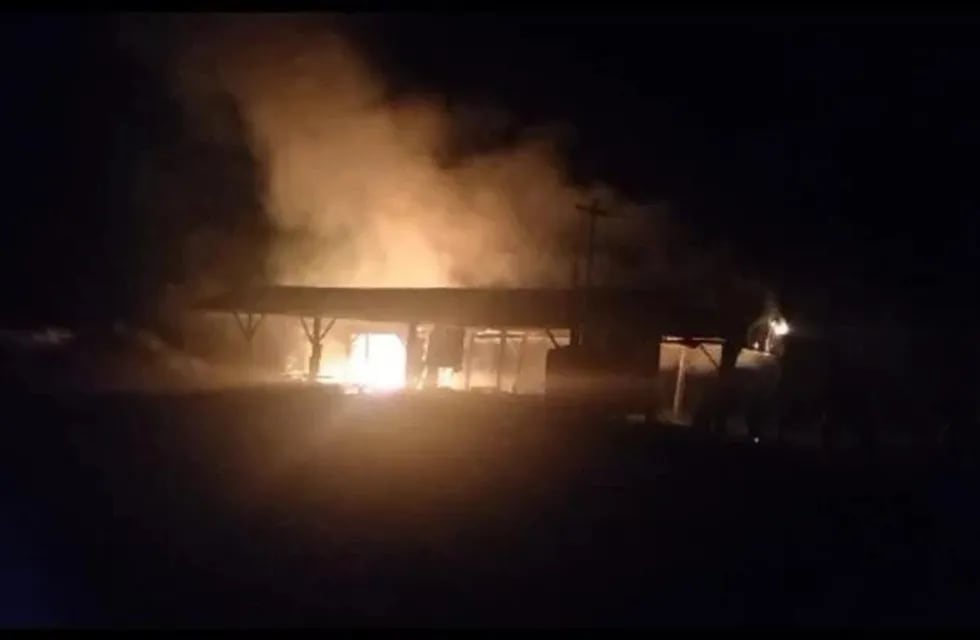 Incendio consumió un aserradero en Panambí.