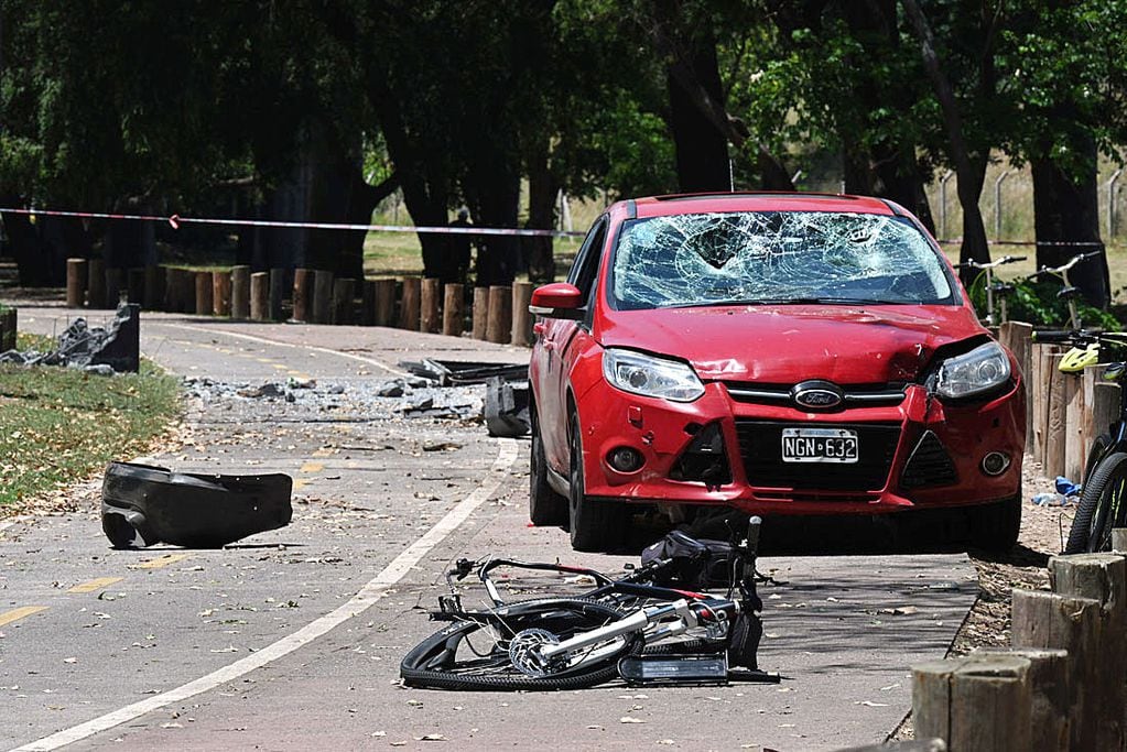 Así quedó el auto que chocó contra cinco personas en los Bosques de Palermo. (Télam)