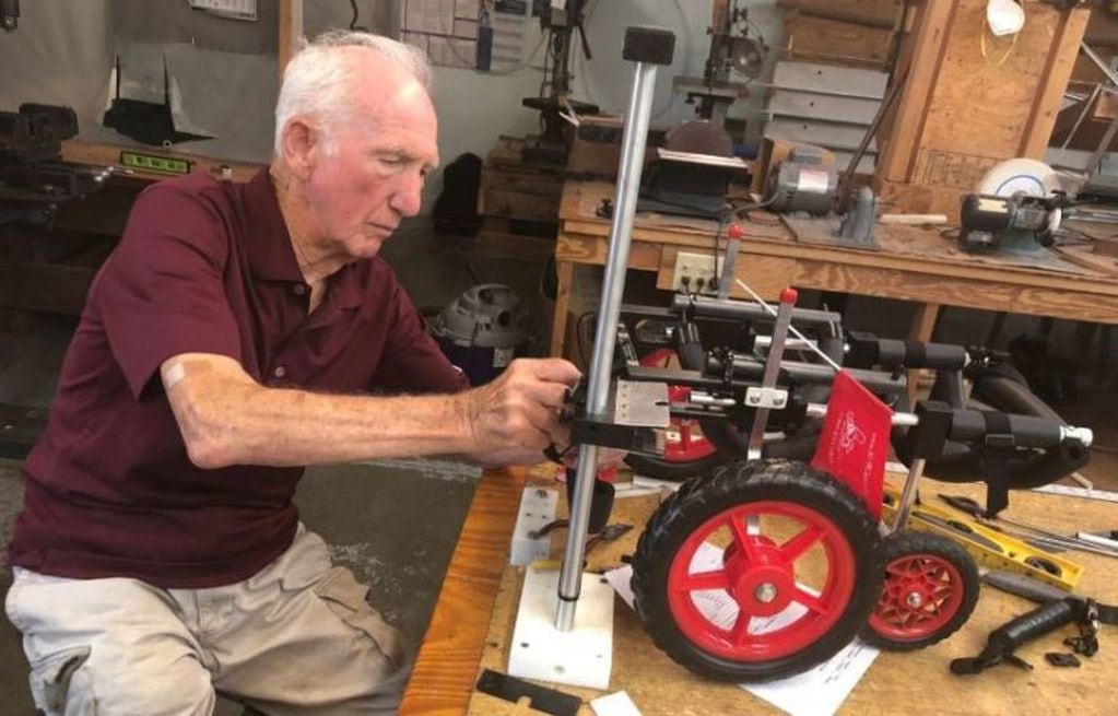 La historia del veterinario de 92 años que se retiró y fabrica sillas de ruedas para animales