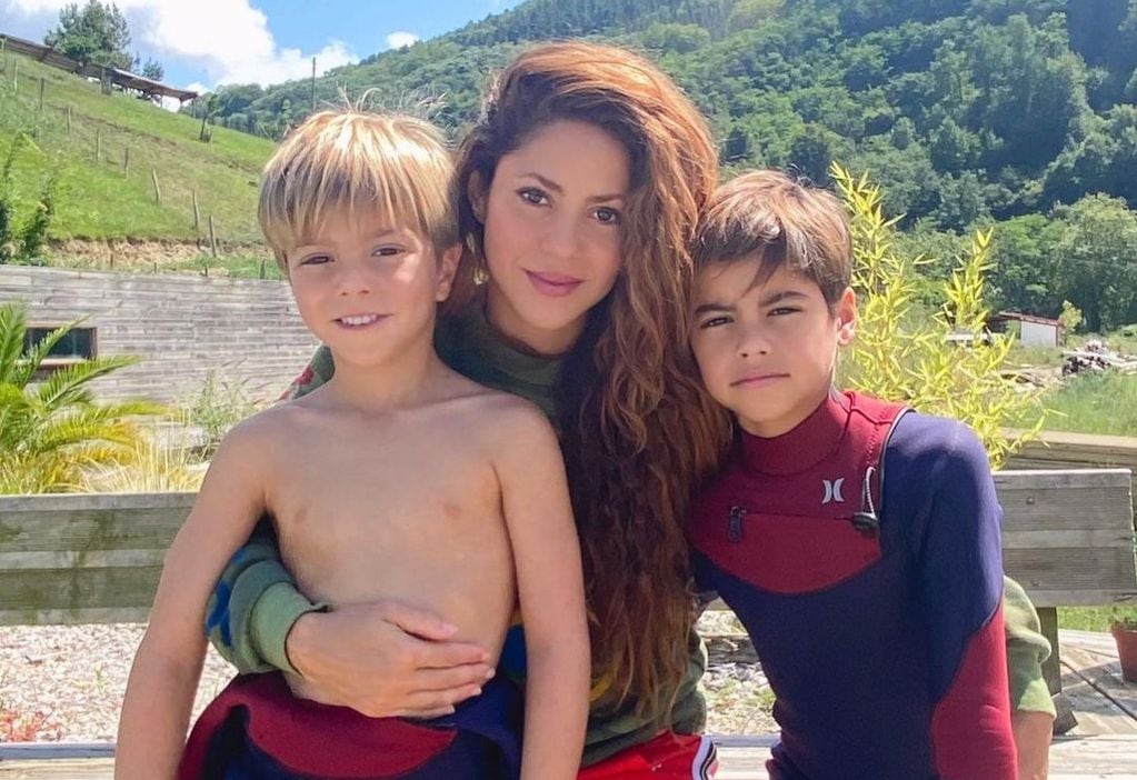Shakira junto a  sus dos hijos, Milán y Sasha.