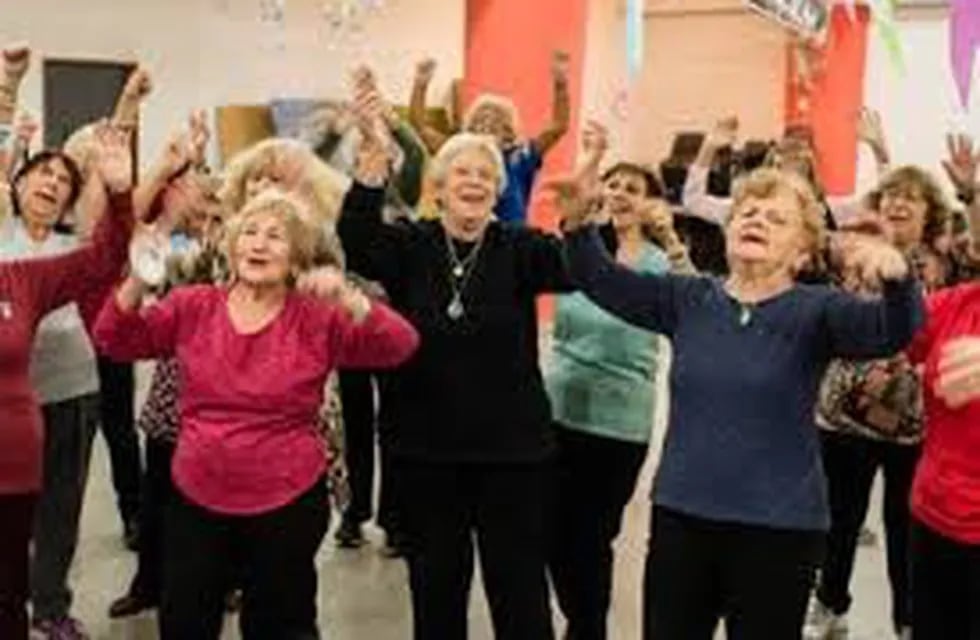 Adultos mayores realizando actividad física