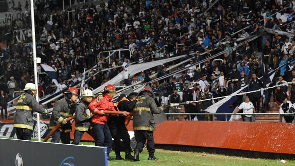 Bomberos se enfrentaron con los violentos de la tribuna de Quilmes. 