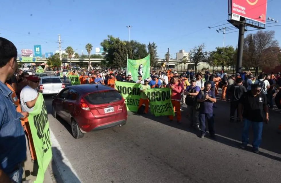 Protestas de Uocra en el nudo vial Mendoza