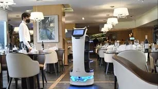 El nuevo "mozo robot" del Hotel Internacional Potrero de los Funes, San Luis