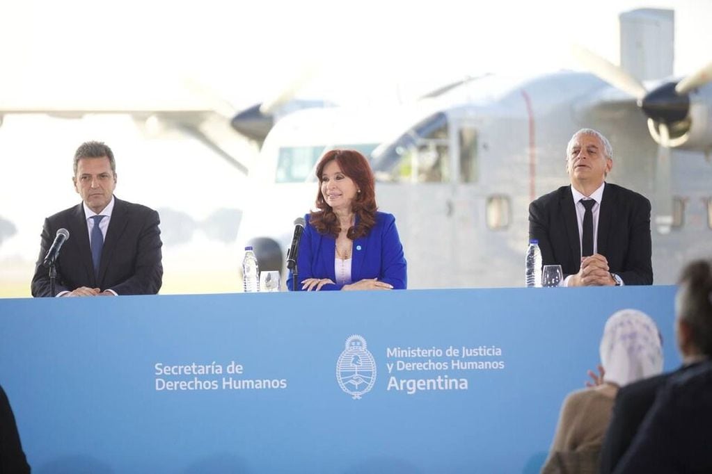 Sergio Massa  Ministro de Economía de la Nación junto a la Vicepresidenta Cristina Fernandez de Kirchner en un acto en Aeroparque.
Foto gentileza
