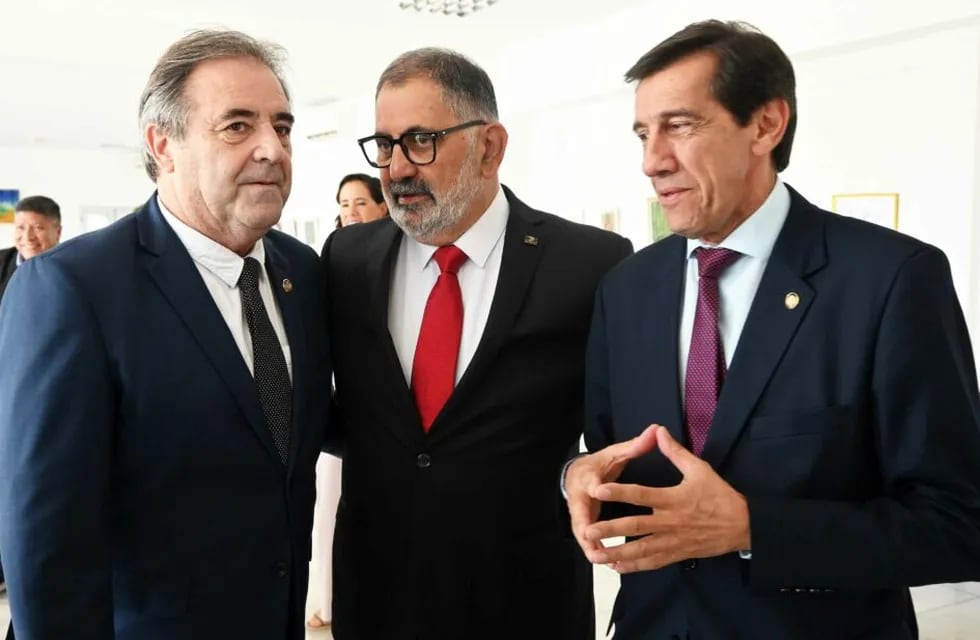 El gobernador Carlos Sadir (derecha) y el vicegobernador Alberto Bernis (izquierda), acompañaron al intendente Jorge (centro) en su asunción para un nuevo mandato.