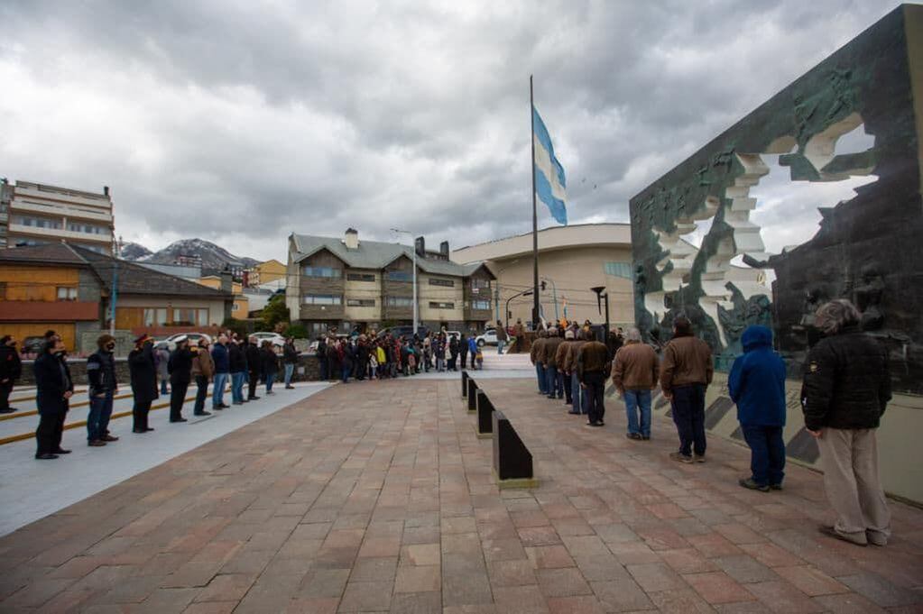 Se llevó adelante el cambio del Pabellón Nacional de la Plaza Malvinas Argentinas
