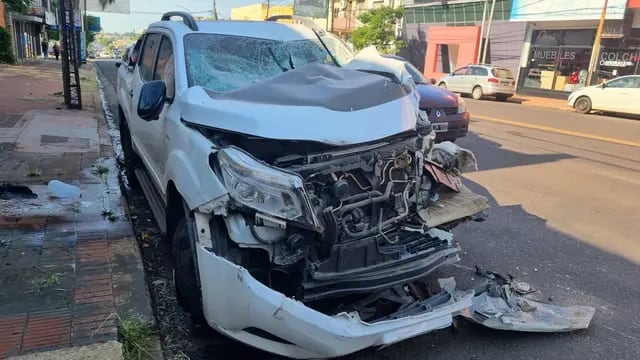 Una camioneta perdió el control e impactó en un local comercial de Posadas