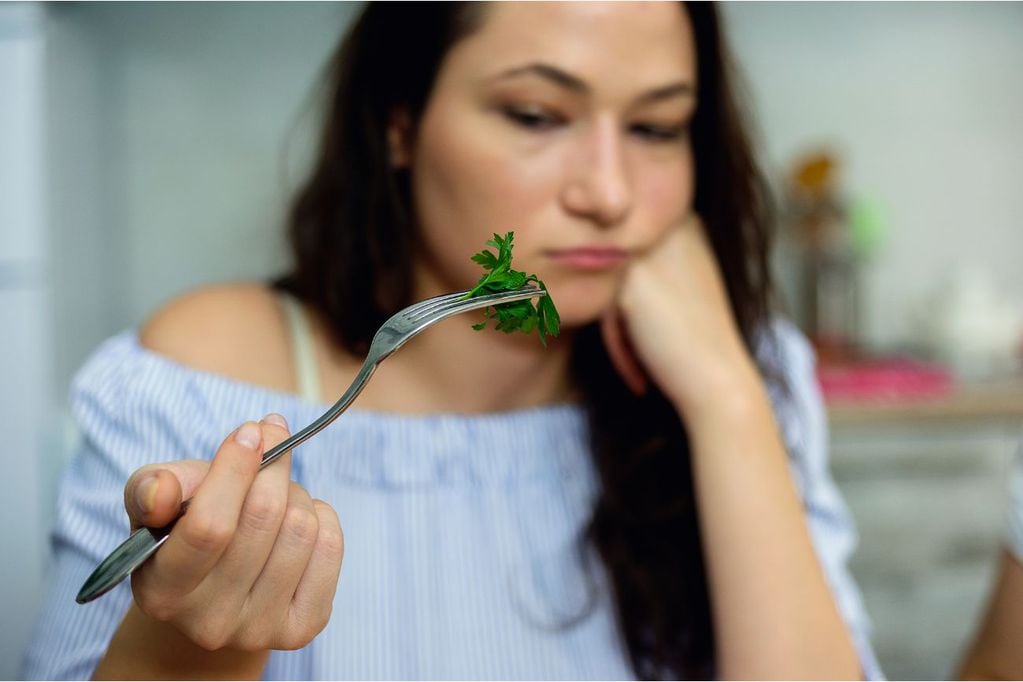 A veces es muy difícil convertir la alimentación saludable en un hábito en nuestras vidas. Pero existen algunos mecanismos que pueden ayudarnos a implementarlas.