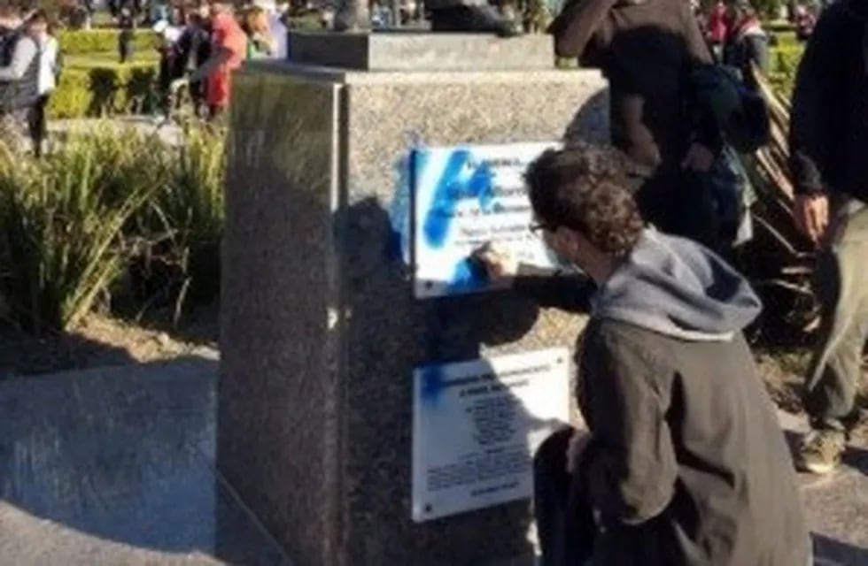 La estatua de Raúl Alfonsín que se encuentra en Plaza Moreno (La Plata) fue vandalizada y un joven la restauró (Imagen: Gentileza El Día)