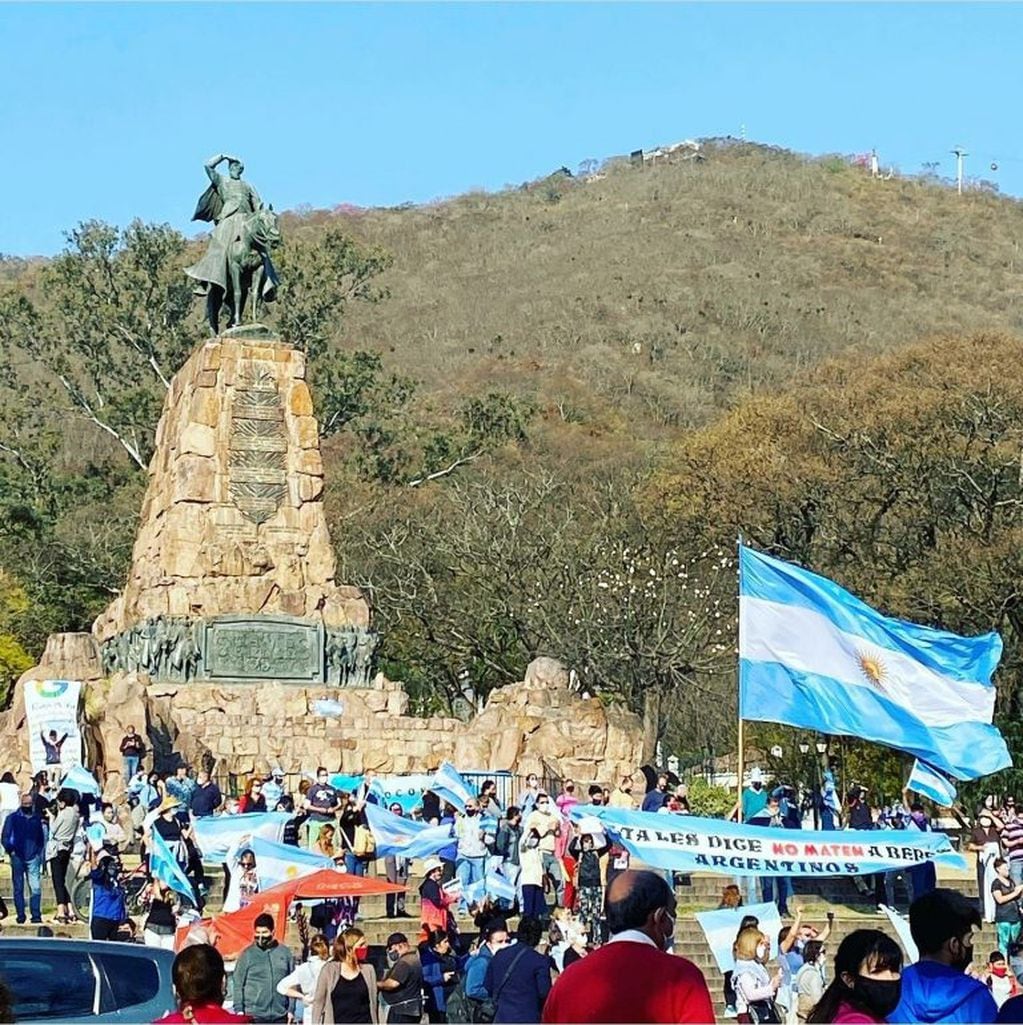 Salta se sumó al 17 A con una masiva marcha en el Monumento a Güemes