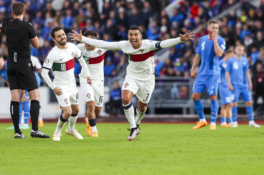 El portugués Cristiano Ronaldo celebra un gol durante el partido de clasificación para la UEFA Euro 2024 entre Islandia y Portugal
Foto EFE