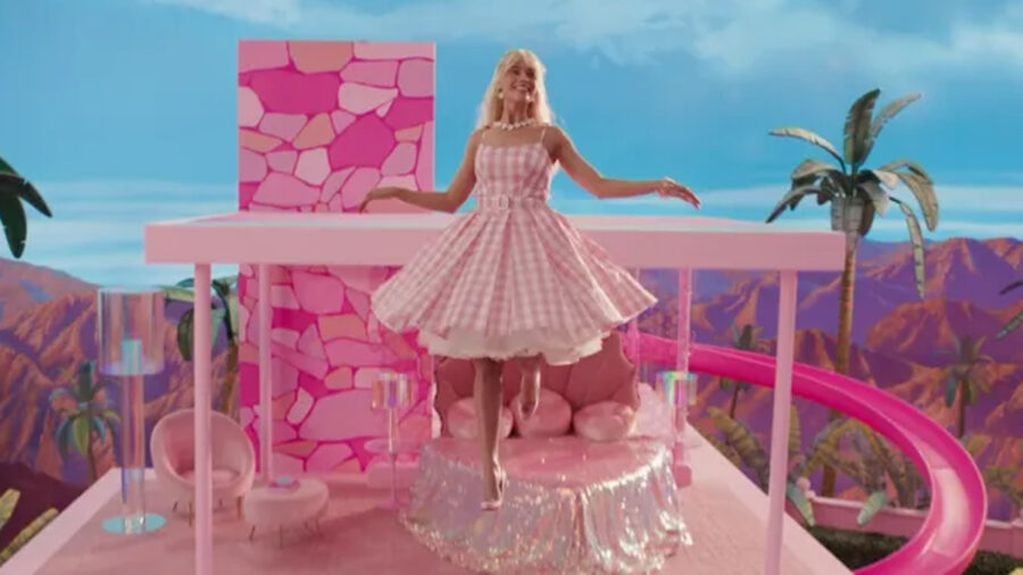 Del lado izquierdo de la imagen se puede ver el tobogán que va desde la casa a la piscina de Barbie.