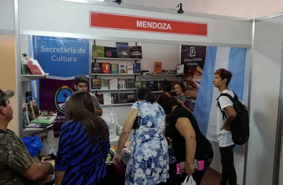 Mendoza en la Feria del Libro de Cuba.