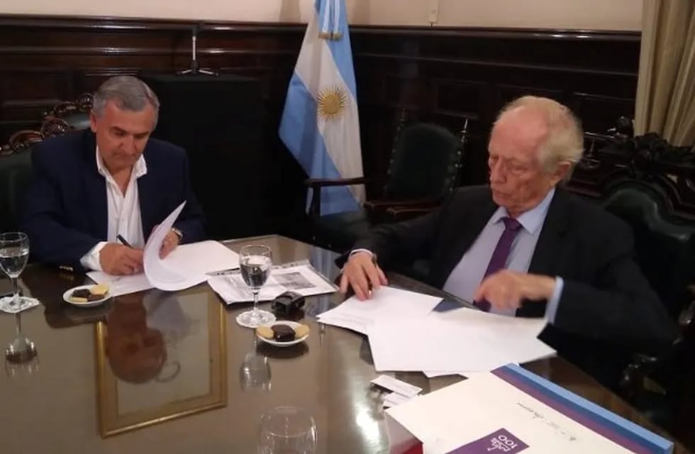Morales firma convenio con la UNC