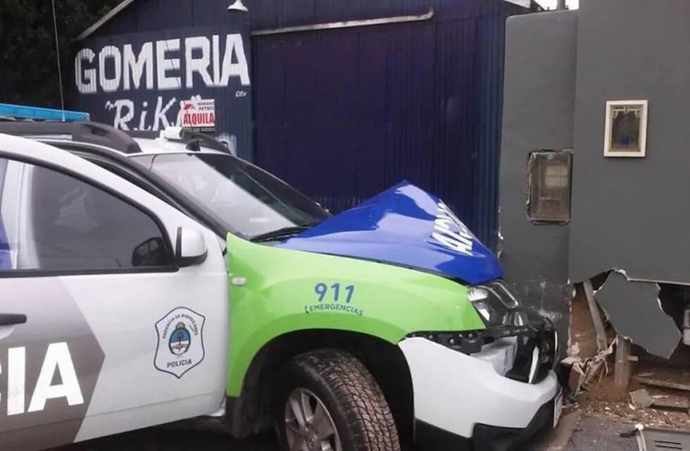 Tras el choque, el móvil policial perdió el control y se incrustró contra una farmacia. (Prensa Libre Sn)