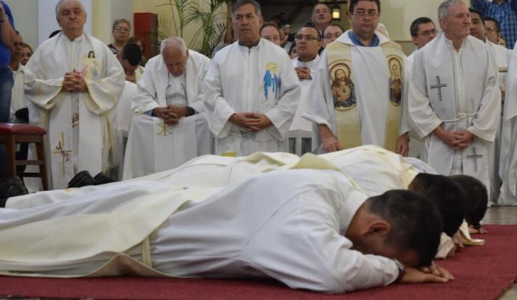 Ordenación de los sacerdotes Francisco Alegre, Víctor Benítez y Leandro Kuchak en Posadas. (Facebook Seminario)