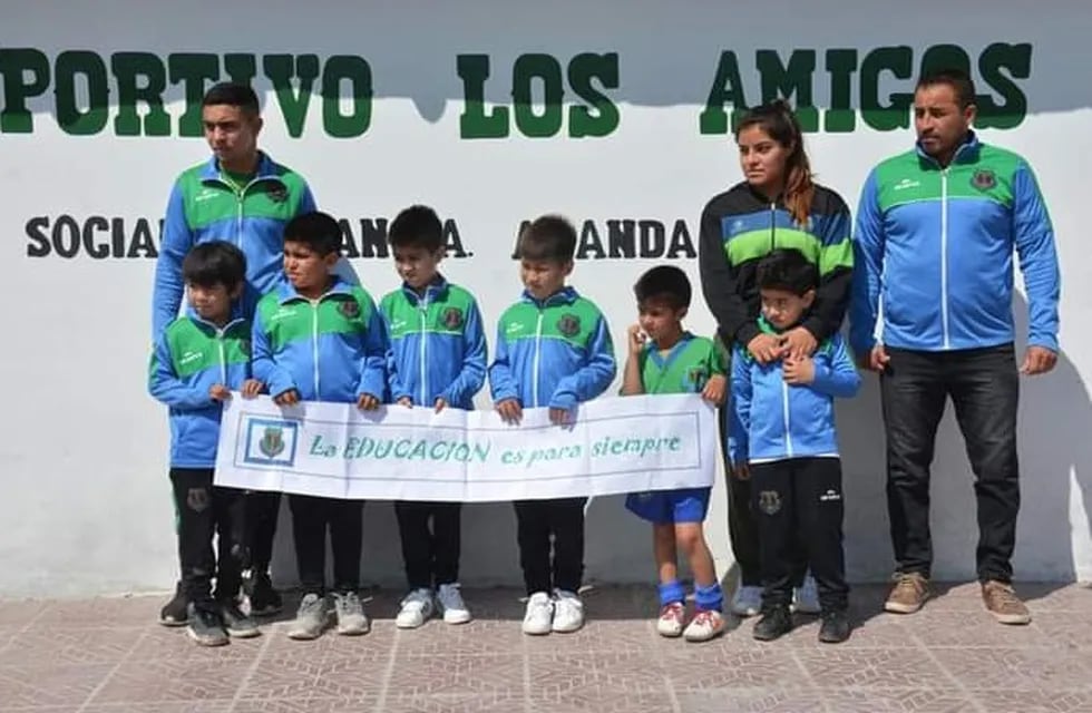 "La educación es para siempre", lema del Club Deportivo Los Amigos.