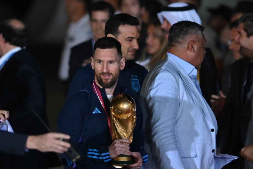 Lionel Messi, con la copa de campeón del mundo, acompañado por el DT Lionel Scaloni y por el presidente de AFA Claudio Tapia en la llegada de la selección al país. Gentileza: Clarín