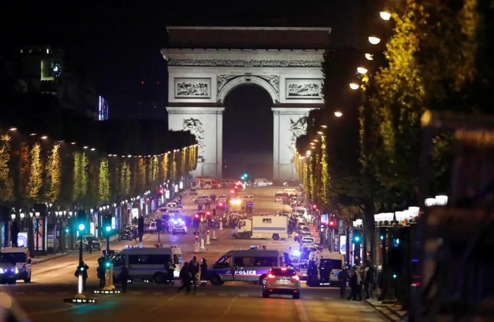 -FOTODELDIA- PAR01. PARu00cdS (FRANCIA), 20/04/2017.- Oficiales de la Policía francesa custodian la zona hoy, jueves 20 de abril de 2017, luego de que se registrara un tiroteo, en el que un oficial de policía fue asesinado junto con su atacante, al mismo tiem