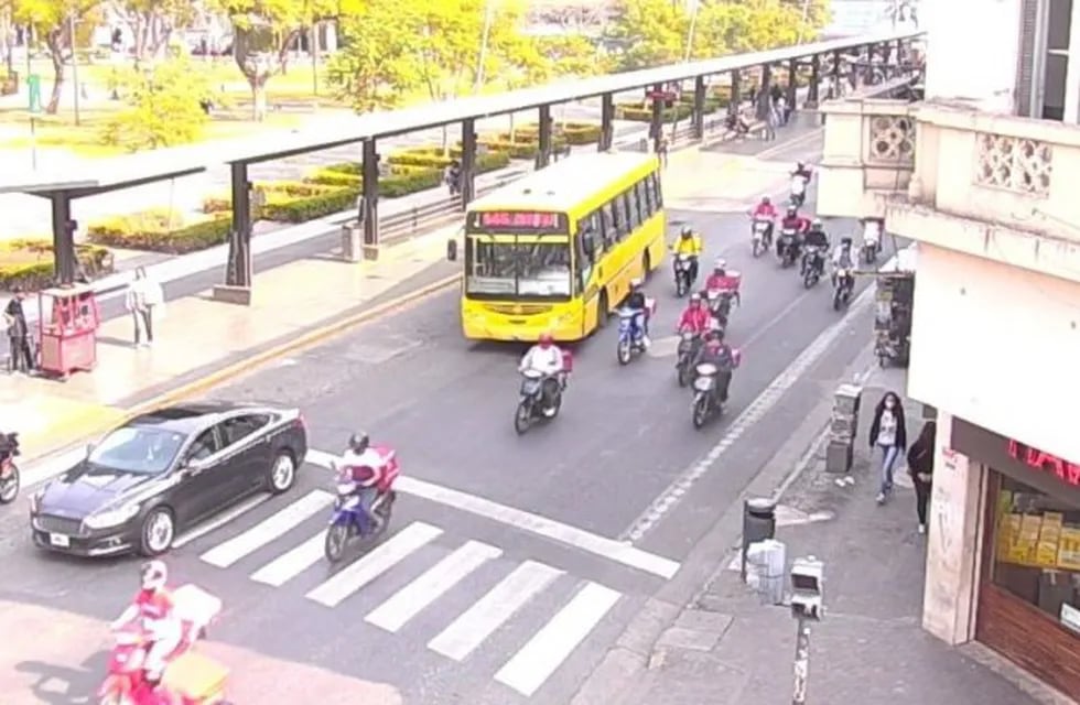 Motociclistas partieron desde el Parque de la Independencia y pasaron por la Plaza Sarmiento. (@cior_rosario)