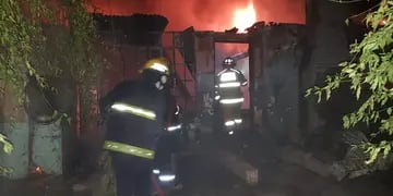 Destrucción total de una vivienda en un incendio en la localidad de Mendiolaza.