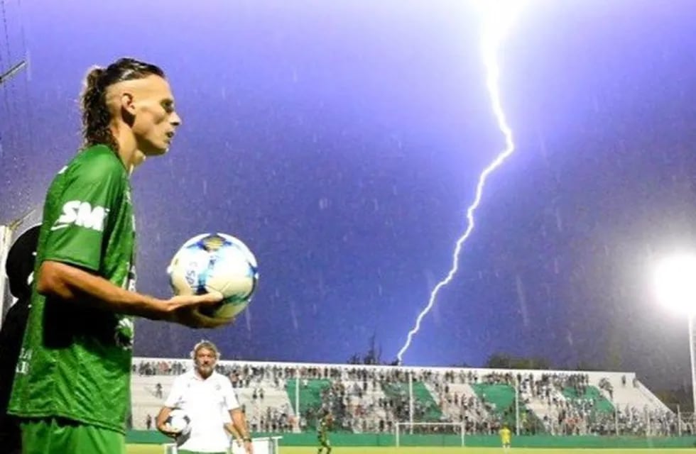 Mientras se disputaba el partido entre Desamparados y Unión, ambos de San Juan, los rayos, de la tormenta eléctrica que azotó la ciudad cuyana, fueron una constante durante el encuentro. Un peligro.