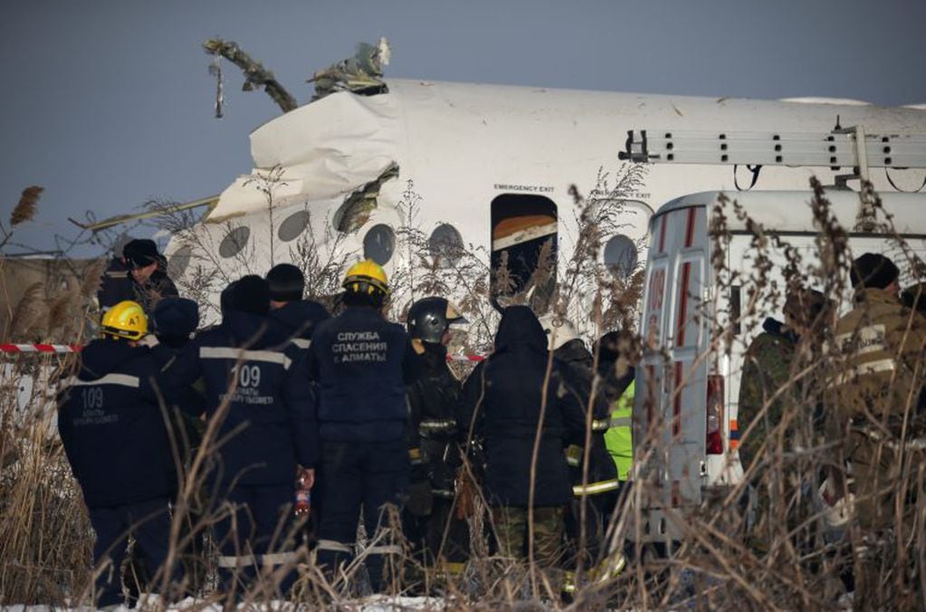 Trabajadores alrededor del avión estrellados en Kazajistán. REUTERS/Pavel Mikheyev