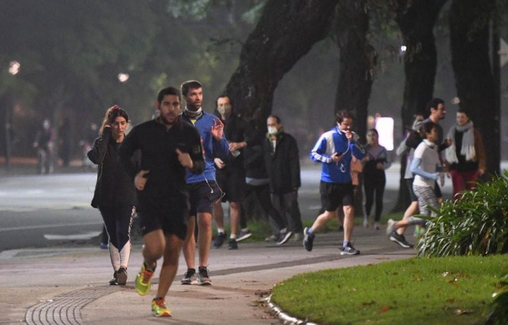 Gente corriendo en la Ciudad de Buenos Aires. (Foto: Clarín)
