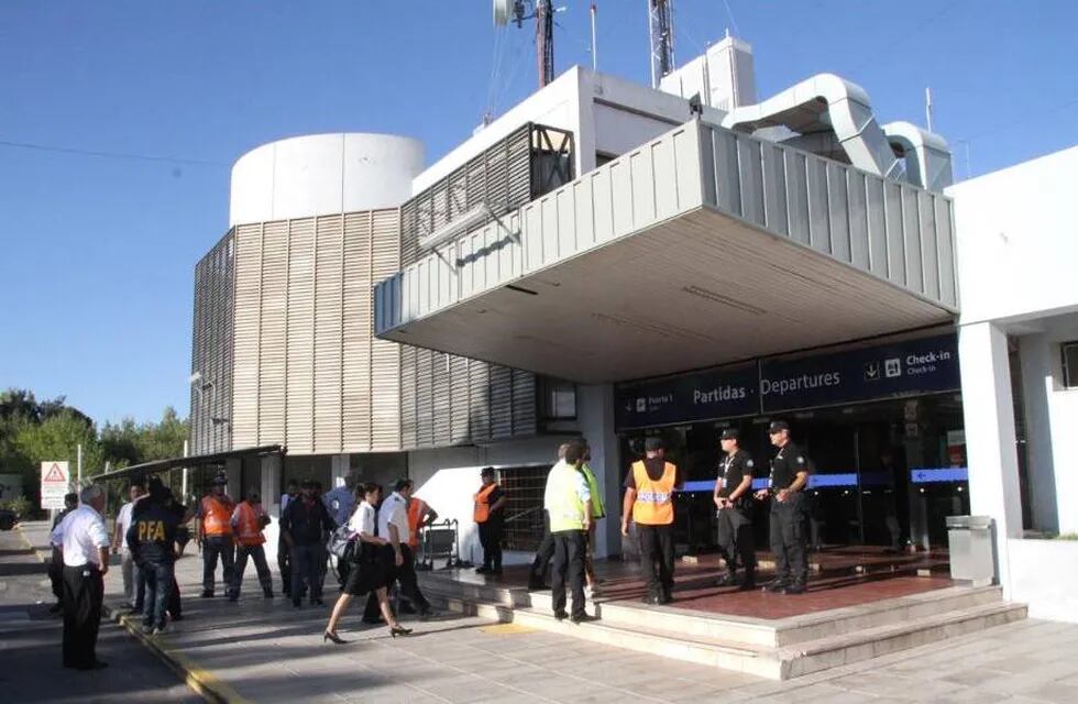 Por una amenaza de bomba en el aeropuerto de San Juan desviaron un vuelo a Mendoza