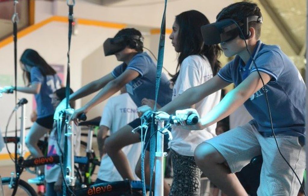 Pedalear bicicletas que se mueven por distintos paisajes, a través de óculus deportivos; será una de las experiencias que se podrán vivir en Tecnópolis.