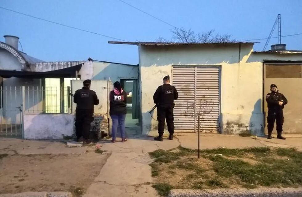 El allanamiento se realizó en Progreso al 200, donde vive la familia del supuesto asesino de Juan Carlos Re (@MinSegSF)