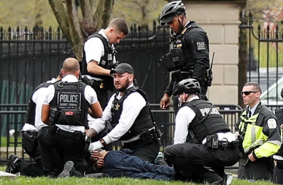 Una persona intentó prenderse fuego frente a la Casa Blanca (REUTERS/Kevin Lamarque).