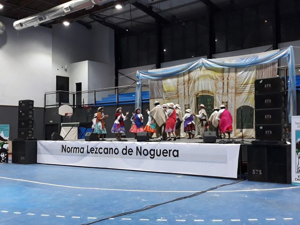Bailando en el escenario mayor "Norma Lezcano de Noguera"