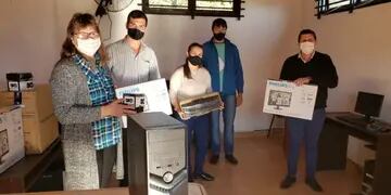 Mojón Grande: entrega de computadoras a biblioteca popular