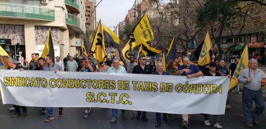 Marcha de taxistas y remiseros.