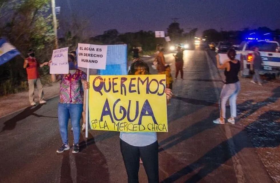 Vecinos de  San Luis, Villa Lola y La Merced Chica cortaron la ruta 51 para reclamar por la falta de agua (Foto tomada de El Tribuno)