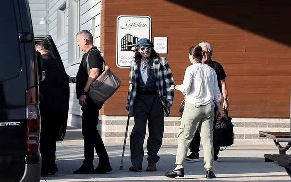 Johnny Depp con un bastón.