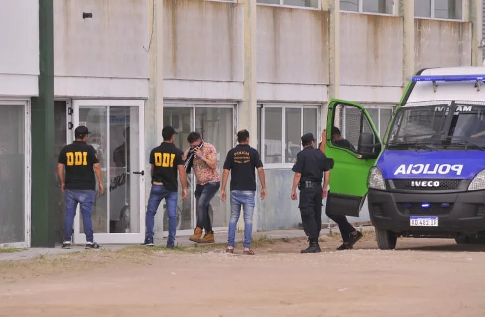 Los 10 rugbiers detenidos por el crimen de Fernando Báez Sosa llegan a la rueda de reconocimiento en Villa Gesell. (Clarín)