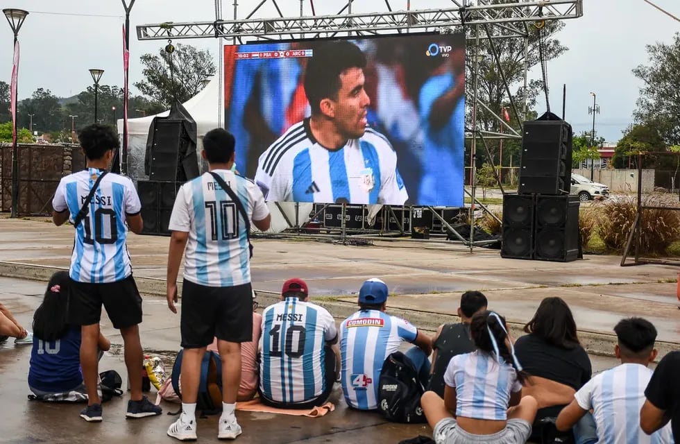 En la previa, los seguidores de la Selección argentina se van acomodando frente a la pantalla gigante de la Ciudad Cultural.