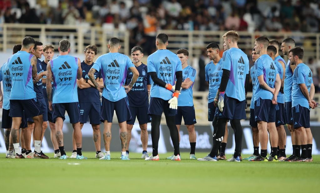 La Selección Argentina se entrena en Abu Dhabi de cara a su debut mundialista. Foto: EFE/EPA/ALI HAIDER.