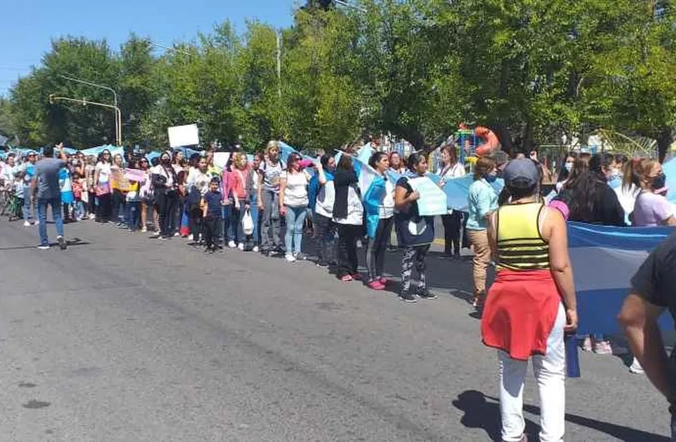Un nutrido grupo de docentes autoconvocados marcha desde el Valle de Ucoi hacia la Ciudad en contra del acuerdo paritario.
