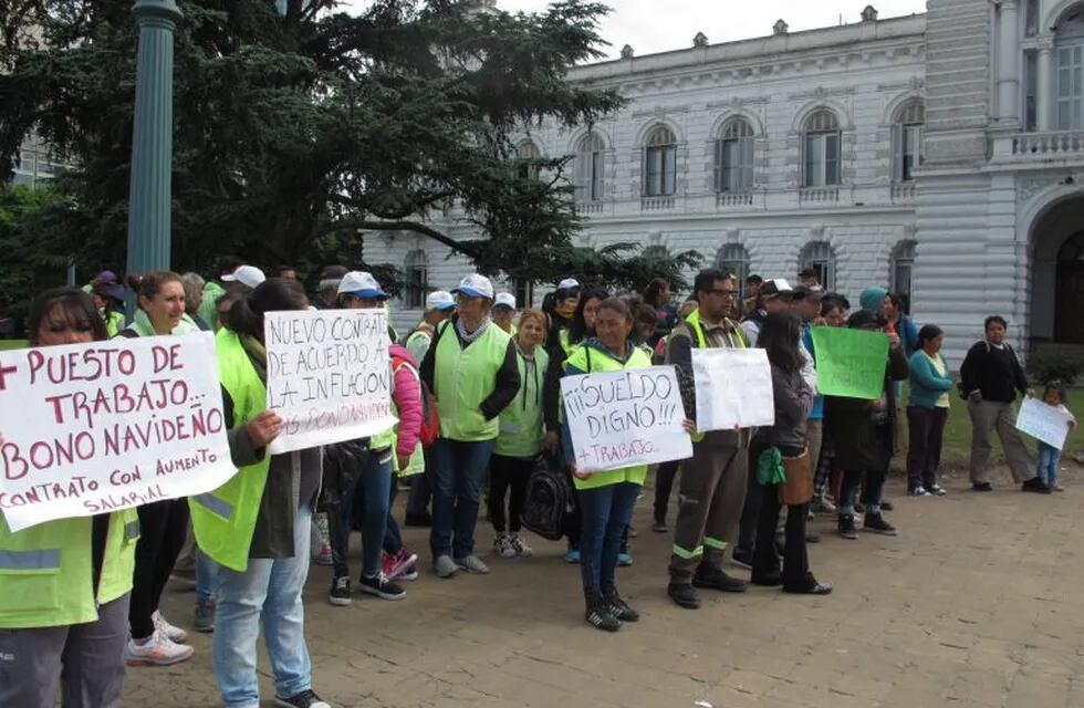 Cooperativistas manifestando frente a la Municipalidad de La Plata (web).